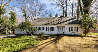 646 Oakridge Dr, Rochester, NY 14617