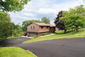734 N 4th St, La Crescent, MN 55947