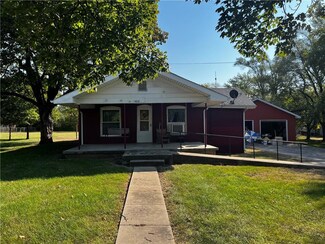 1402 S Walnut St, Garnett, KS 66032