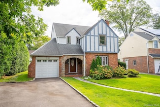 22 Andover Ln, Manhasset, NY 11030