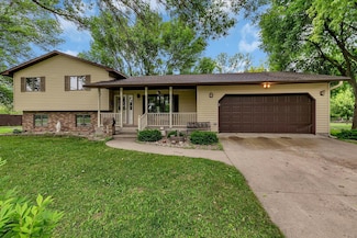 201 S 15th St, Sunburg, MN 56252