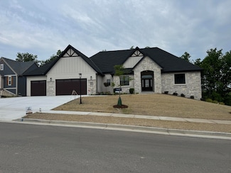 213 W Fairview Dr, Mequon, WI 53092