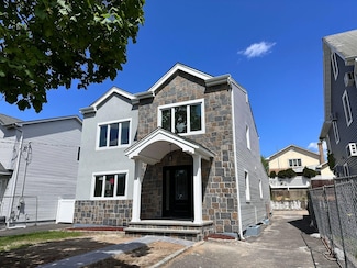 40 Allen St, New Hyde Park, NY 11040