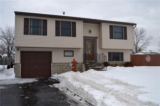 6582 Royal Pkwy N, Lockport, NY 14094