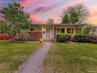 19848 Maplewood St, Livonia, MI 48152