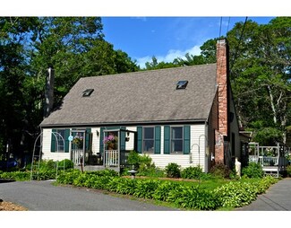 17 Bassett St, Rochester, MA 02770