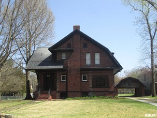 806 S Main St, Benton, IL 62812