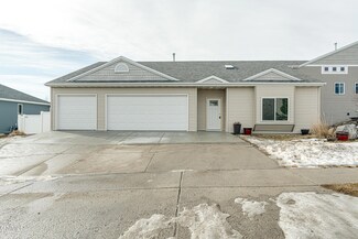 405 Versailles Ave, Bismarck, ND 58503