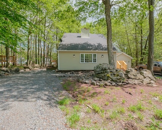 7275 Long Pine Dr, Tobyhanna, PA 18466