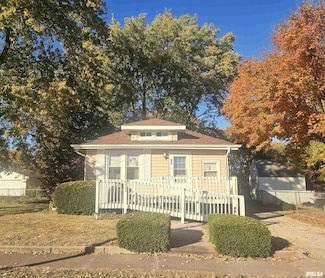 633 E 5th St, Galesburg, IL 61401