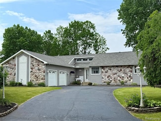 4960 Paula Ave, Clarkston, MI 48346