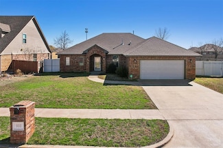 932 SW 15th St, Moore, OK 73160
