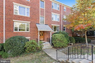 1404 12th St N Unit 32, Arlington, VA 22209