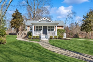 150 Red Creek Rd, Hampton Bays, NY 11946