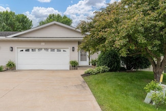623 E Rolling Hills Dr, Le Center, MN 56057