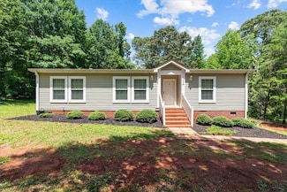 223 Red Oak Dr, Wellford, SC 29385