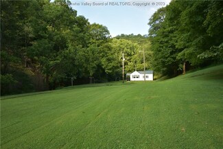 7804 Heizer Creek Rd, Poca, WV 25159