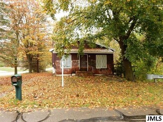411 E Bellevue St, Leslie, MI 49251