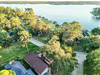 2902 Candlewood Ln, Montgomery, TX 77356