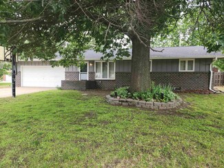 406 Blue Spruce Rd, Hutchinson, KS 67502