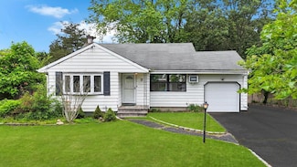 3 Washington Ave, Selden, NY 11784