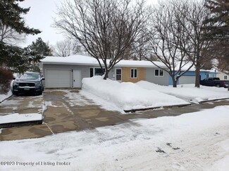 1060 4th Ave E, Dickinson, ND 58601