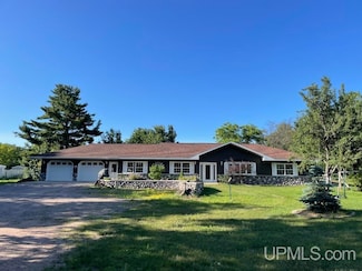 1213 Pioneer Rd, Marquette, MI 49855