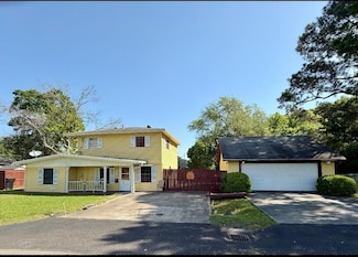 911 S 29th St, Nederland, TX 77627