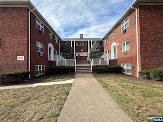 203 N Beverwyck Rd Unit 1, Lake Hiawatha, NJ 07034