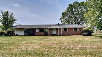 2520 Chaucer Dr NE, Canton, OH 44721