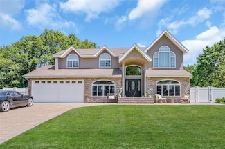 12 Barbera Rd, ComMacK, NY 11725