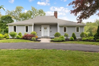 4 Cushing St, Hingham, MA 02043