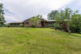 8421 Olde Davenport Rd, Dubuque, IA 52003