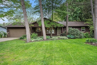 916 N Kingwood Ct, Holland, MI 49424