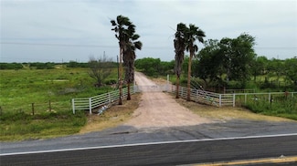 105 Las Primas Rd, Encino, TX 78353