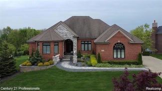 8814 Prestwick Ln, Washington, MI 48095