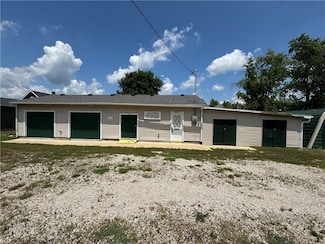 112 E 2nd St, Tilton, IL 61833