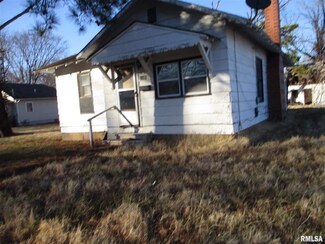 1109 E Webster St, Benton, IL 62812