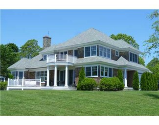 17 Elizabeth Ln, Middletown, RI 02842