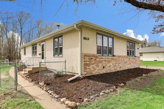 1555 Mcafee St, Saint Paul, MN 55106