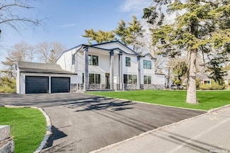 2 Pine Dr S, Roslyn, NY 11576