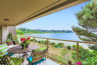 9727 NE Juanita Dr Unit 201, Kirkland, WA 98034