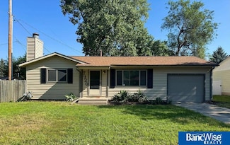 7920 Cherrywood Dr, Lincoln, NE 68510