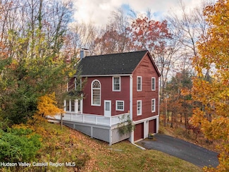 216 Starbarrack Rd, Red Hook, NY 12571