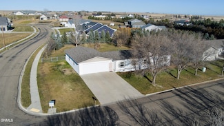 808 Divide St, Hazen, ND 58545