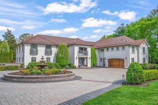 84 S Woods Rd, Woodbury, NY 11797