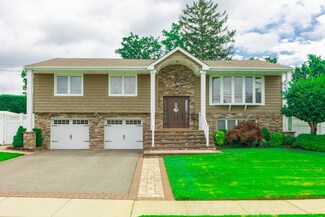 11 Larch Ln, Massapequa Park, NY 11762