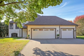 3721 Windtree Dr, Saint Paul, MN 55123