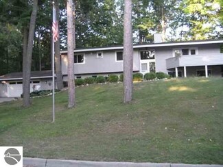 726 Bloomfield Rd, Traverse City, MI 49686