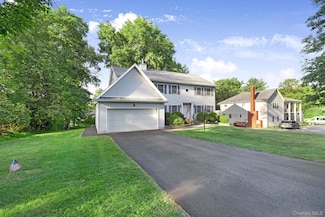 24 Hillcrest Dr, Salisbury Mills, NY 12577